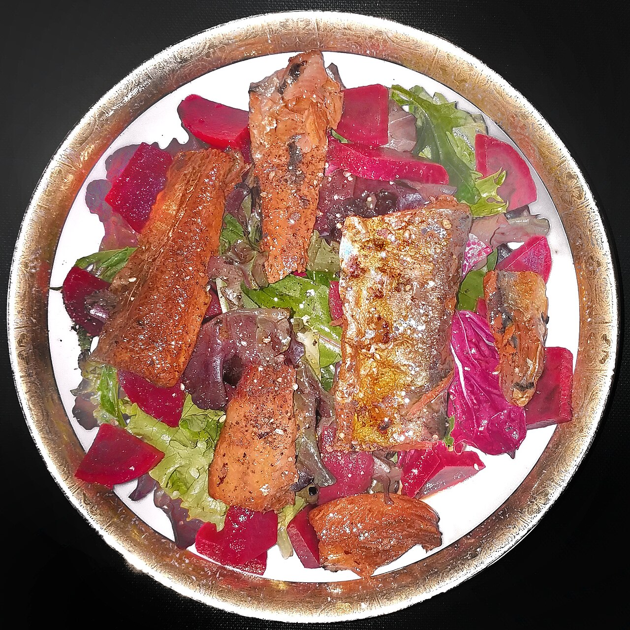 Salad of mixed greens, saury, and beets, with olive oil and black paper - Massachusetts